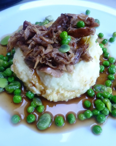 lapin,fèves des marais,petits pois,thym,pommes de terre,beurre,huile de tournesol,fond de volaille,vin rouge,oignon,cassonade brune