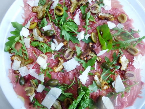 boeuf,artichaut violet,olives vertes,câprons,roquette,huile d'olive,fleur d'huile d'olive,fleur de sel,poivre noir,vinaigre balsamique,parmesan