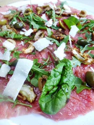 boeuf,artichaut violet,olives vertes,câprons,roquette,huile d'olive,fleur d'huile d'olive,fleur de sel,poivre noir,vinaigre balsamique,parmesan