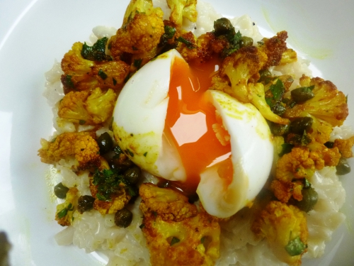 riz à risotto,arborio,echalote,vin blanc,bouillon de légumes,piment d'espelette,curry,parmesan,choufleur,mascarpone,citron,persil,câpres,curcuma,paprika,piment de cayenne,oeuf,huile de coco,poireau,céleri vert,thym,laurier