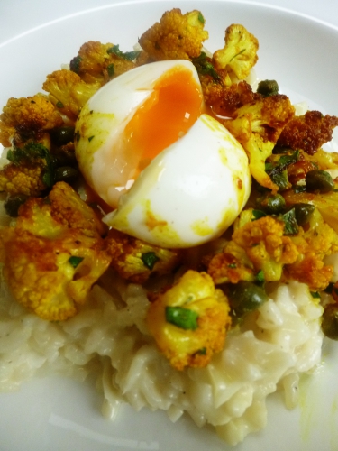 riz à risotto,arborio,echalote,vin blanc,bouillon de légumes,piment d'espelette,curry,parmesan,choufleur,mascarpone,citron,persil,câpres,curcuma,paprika,piment de cayenne,oeuf,huile de coco,poireau,céleri vert,thym,laurier