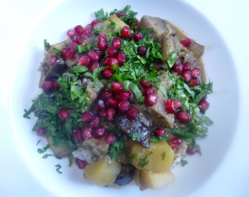 aubergines,oignons rouges,pommes de terre,huile de tournesol,ail,grenade,tomates,graines de fenouil,graines de coriandre,cannelle,gingembre,graines de cumin,curry de madras,crème de coco,yaourt,curcuma,piment,coriandre fraiche,citron