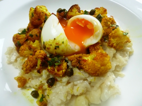 riz à risotto,arborio,echalote,vin blanc,bouillon de légumes,piment d'espelette,curry,parmesan,choufleur,mascarpone,citron,persil,câpres,curcuma,paprika,piment de cayenne,oeuf,huile de coco,poireau,céleri vert,thym,laurier