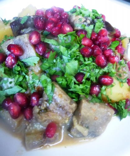 aubergines,oignons rouges,pommes de terre,huile de tournesol,ail,grenade,tomates,graines de fenouil,graines de coriandre,cannelle,gingembre,graines de cumin,curry de madras,crème de coco,yaourt,curcuma,piment,coriandre fraiche,citron