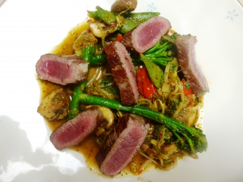 huile de tournesol,selle d'agneau,agneau,broccoletti,sugar snaps,champignons de paris,poivrons doux,jeunes oignons,mélange thaï delhaize,fleur de sel,germes de soja