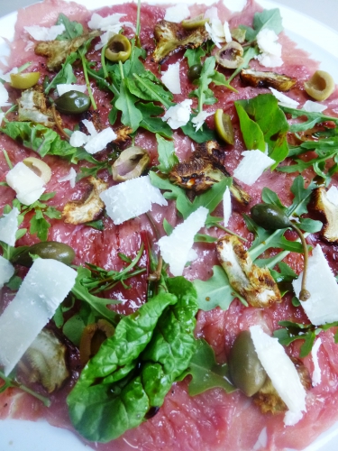 boeuf,artichaut violet,olives vertes,câprons,roquette,huile d'olive,fleur d'huile d'olive,fleur de sel,poivre noir,vinaigre balsamique,parmesan