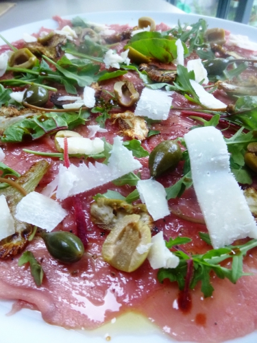 boeuf,artichaut violet,olives vertes,câprons,roquette,huile d'olive,fleur d'huile d'olive,fleur de sel,poivre noir,vinaigre balsamique,parmesan