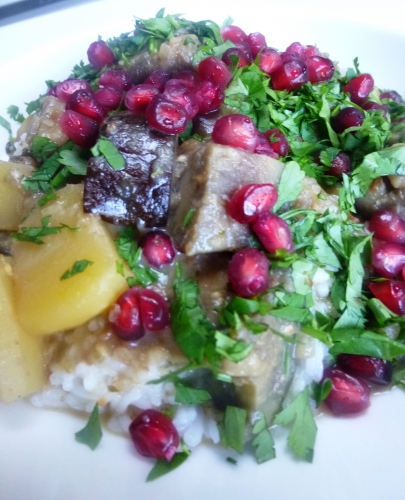 aubergines,oignons rouges,pommes de terre,huile de tournesol,ail,grenade,tomates,graines de fenouil,graines de coriandre,cannelle,gingembre,graines de cumin,curry de madras,crème de coco,yaourt,curcuma,piment,coriandre fraiche,citron