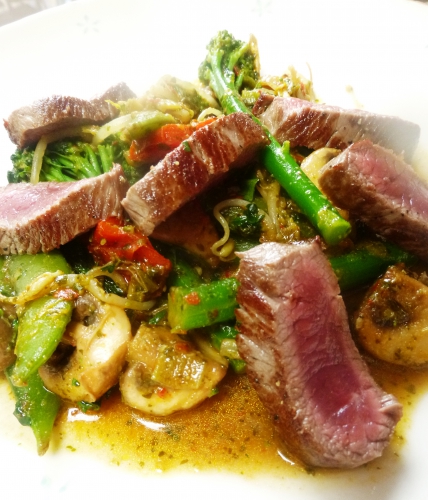 huile de tournesol,selle d'agneau,agneau,broccoletti,sugar snaps,champignons de paris,poivrons doux,jeunes oignons,mélange thaï delhaize,fleur de sel,germes de soja