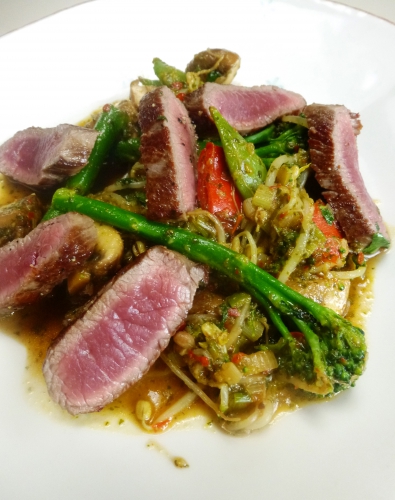 huile de tournesol,selle d'agneau,agneau,broccoletti,sugar snaps,champignons de paris,poivrons doux,jeunes oignons,mélange thaï delhaize,fleur de sel,germes de soja