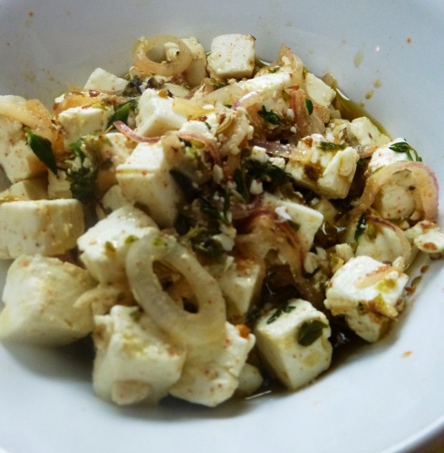 feta,thym,origan,paprika,huile d'olive,oignon rouge,grains de coriandre,grains de fenouil