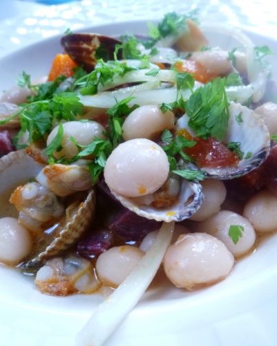 cocos de paimpol,carotte,céleri vert,poireau,oignon,ail,romarin,coques,vongole,echalote,tomate,fenouil,vin blanc,cerfeuil,salcichon de bellota,gros sel,citron,piment d'espelette