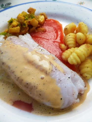 coeur de boeuf,piment de cayenne,sucre,vinaigre de xères,ail,courgette jaune,tomate ananas,fleur sde fenouil sauvage,gros sel,etrilles,poireau,oignon blanc doux,echalote,carotte,huile d'olive,vin blanc sec,bouillon de légumes,crème