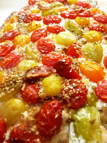 farine,seigle,graines de sésame,piment d'espelette,chèvre frais,tomates cerises,sucre roux,pesto rouge,beurre