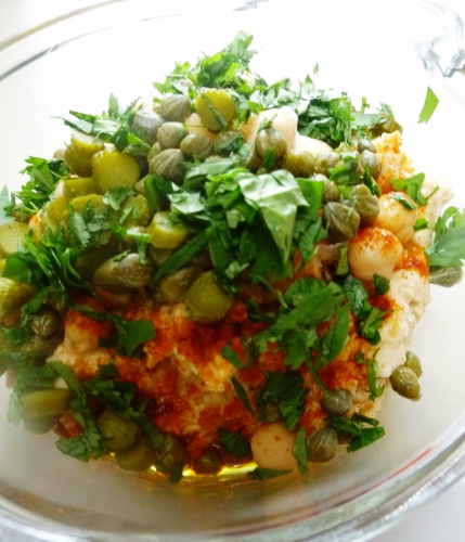 poischiches,tahine,ail,citron,cumin,paprika,piment,câpres,cornichons,coriandre,persil,huile d'olive