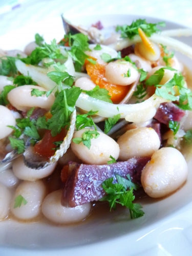 cocos de paimpol,carotte,céleri vert,poireau,oignon,ail,romarin,coques,vongole,echalote,tomate,fenouil,vin blanc,cerfeuil,salcichon de bellota,gros sel,citron,piment d'espelette