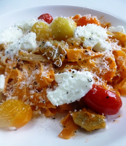 Pâtes aux peperoncini, basilic, tomates, tomates cerises, sucre, huile d'olive, poivre, mozzarella, ail, parmesan