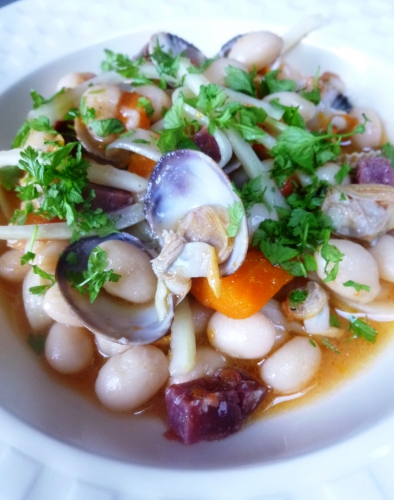 cocos de paimpol,carotte,céleri vert,poireau,oignon,ail,romarin,coques,vongole,echalote,tomate,fenouil,vin blanc,cerfeuil,salcichon de bellota,gros sel,citron,piment d'espelette