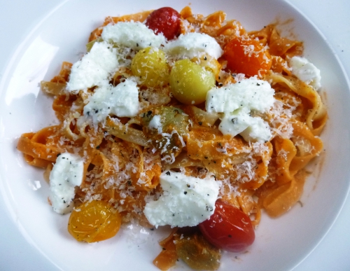 Pâtes aux peperoncini, basilic, tomates, tomates cerises, sucre, huile d'olive, poivre, mozzarella, ail, parmesan