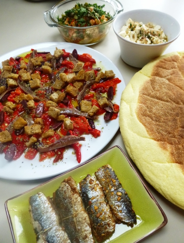 poischiches,tahine,ail,citron,cumin,paprika,piment,câpres,cornichons,coriandre,persil,huile d'olive