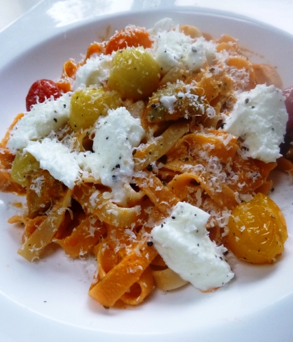 Pâtes aux peperoncini, basilic, tomates, tomates cerises, sucre, huile d'olive, poivre, mozzarella, ail, parmesan