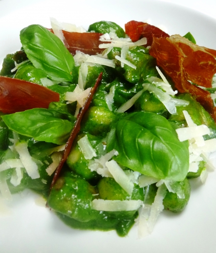 Gnocchi, Bouillon de Volaille, Citron, Artichauts, Basilic, Epinards, Parmesan, Jambon de Teruel, Huile d'Olive, Maïzena