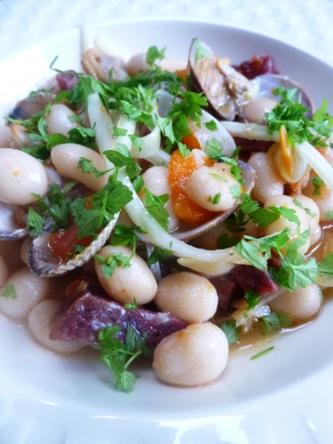 cocos de paimpol,carotte,céleri vert,poireau,oignon,ail,romarin,coques,vongole,echalote,tomate,fenouil,vin blanc,cerfeuil,salcichon de bellota,gros sel,citron,piment d'espelette