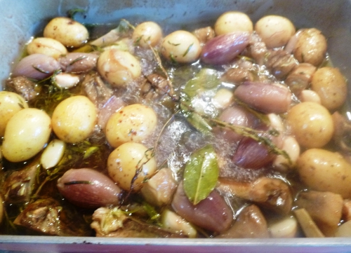 citron,artichauts,grenailles,citron confit,echalotes,ail,laurier,thym,romarin,coriandre,chili,vermouth,vin blanc sec,bouillon de légumes,huile d'olive