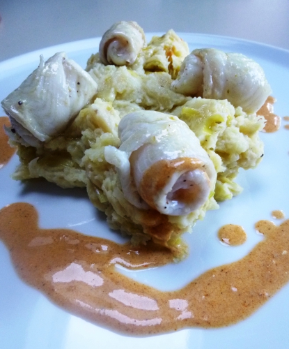 pommes de terre,poireaux,echalotes,crème,muscade,soles,citronelle,gingembre,citron vert,beurre,crème epaisse,crevettes grises,carottes,céleri,concentré de tomates,bouillon de volaille,vin blanc