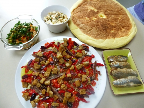 feta,thym,origan,paprika,huile d'olive,oignon rouge,grains de coriandre,grains de fenouil