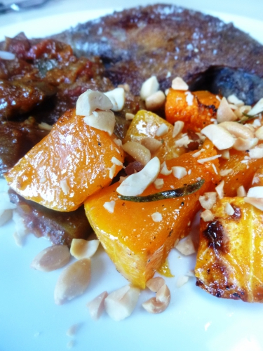 cuisses de canard de barbarie,graisse de canard,baies de genièvre,ail,gingembre,piments,curcuma,concentré de tomates,coriandre,girofle,graines de fenouil,graines de fenugrec,aubergines,oignons,thym,tomates,vinaigre de vin rouge,ghee,sucre,sauce soja,cannelle,4 épices,paprika,graines du cumin,butternut,ail,sucre impalpable,muscade,baies de genièvre,cacaouètes salées