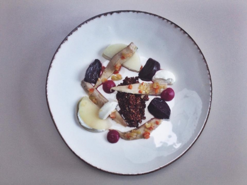 chinchards,oignon,poivron rouge,céleri,vin blanc,vinaigre de vin blanc,mirin,gingembre,paprika,huile de maïs,citron vert,fond de volaille,quinoa rouge,bouillon de légumes,yaourt grec,huile d'olive,citron,betteraves,gros sel,avocat,crème epaisse,framboises,vinaigre de xères,cumin,chou-rave,vinaigre aux framboises,piment d'espelette