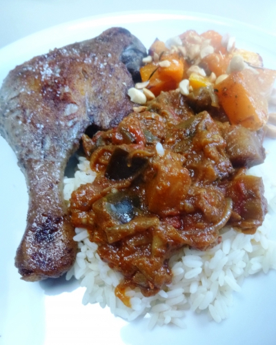 cuisses de canard de barbarie,graisse de canard,baies de genièvre,ail,gingembre,piments,curcuma,concentré de tomates,coriandre,girofle,graines de fenouil,graines de fenugrec,aubergines,oignons,thym,tomates,vinaigre de vin rouge,ghee,sucre,sauce soja,cannelle,4 épices,paprika,graines du cumin,butternut,ail,sucre impalpable,muscade,baies de genièvre,cacaouètes salées