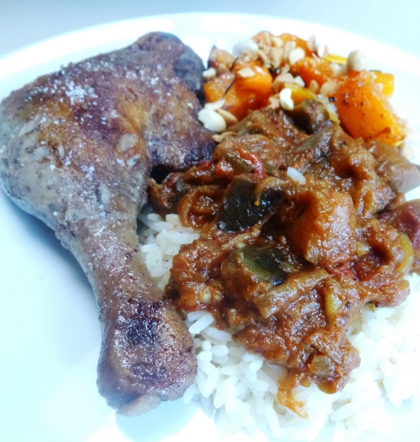 cuisses de canard de barbarie,graisse de canard,baies de genièvre,ail,gingembre,piments,curcuma,concentré de tomates,coriandre,girofle,graines de fenouil,graines de fenugrec,aubergines,oignons,thym,tomates,vinaigre de vin rouge,ghee,sucre,sauce soja,cannelle,4 épices,paprika,graines du cumin,butternut,ail,sucre impalpable,muscade,baies de genièvre,cacaouètes salées