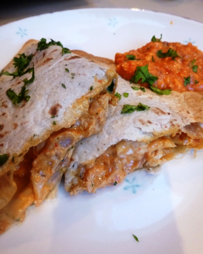 tortillas,coriandre,cumin,origan,paprika,crème epaisse,cheddar,manchego,tomates,piments,poivron rouge,oignon rouge,ail