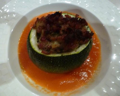 tomates,poivron rouge,echalotes,gingembre,laurier,thym,ail,citron,huile d'olive,vinaigre de cidre,sambal oelek,sucre,oignon rouge,haché de porc,poitrine de porc,nuoc nam,huile de sésame,huile végétale,sauce soja,courgettes,coriandre