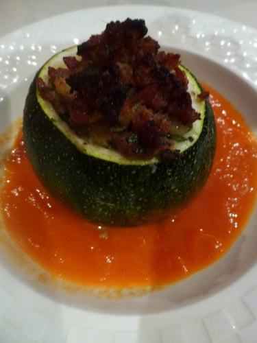 tomates,poivron rouge,echalotes,gingembre,laurier,thym,ail,citron,huile d'olive,vinaigre de cidre,sambal oelek,sucre,oignon rouge,haché de porc,poitrine de porc,nuoc nam,huile de sésame,huile végétale,sauce soja,courgettes,coriandre