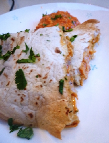 tortillas,coriandre,cumin,origan,paprika,crème epaisse,cheddar,manchego,tomates,piments,poivron rouge,oignon rouge,ail