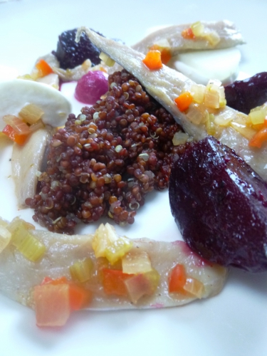 chinchards,oignon,poivron rouge,céleri,vin blanc,vinaigre de vin blanc,mirin,gingembre,paprika,huile de maïs,citron vert,fond de volaille,quinoa rouge,bouillon de légumes,yaourt grec,huile d'olive,citron,betteraves,gros sel,avocat,crème epaisse,framboises,vinaigre de xères,cumin,chou-rave,vinaigre aux framboises,piment d'espelette