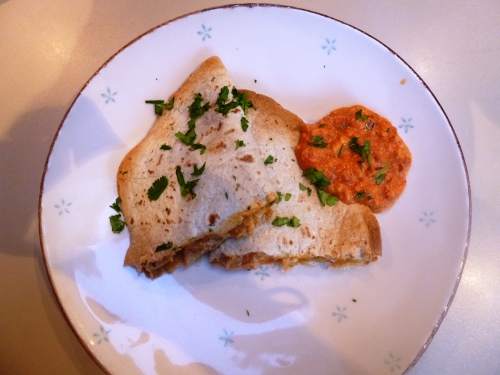 tortillas,coriandre,cumin,origan,paprika,crème epaisse,cheddar,manchego,tomates,piments,poivron rouge,oignon rouge,ail