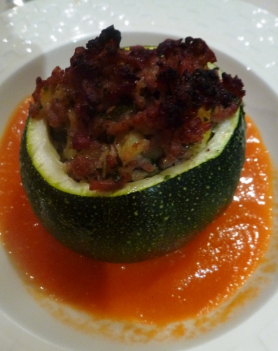 tomates,poivron rouge,echalotes,gingembre,laurier,thym,ail,citron,huile d'olive,vinaigre de cidre,sambal oelek,sucre,oignon rouge,haché de porc,poitrine de porc,nuoc nam,huile de sésame,huile végétale,sauce soja,courgettes,coriandre