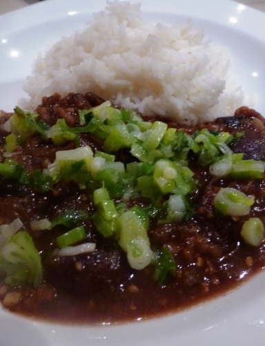 aubergines,jeunes oignons,cebettes,ciboulette chinoise,ail,gingembre,purée de piment,sauce soja,vinaigre de riz noir,vin de riz,huile de sésame,huile d'arachide,haché de porc,pate d'haricots,pâte de soja fermentés,poivre de sichuan,sucre