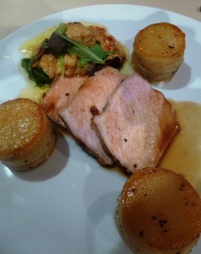 porc,oignons doux,cevennes,parmesan,beurre salé,graisse d'oie,vinaigre à l'estragon,romarin,thym,laurier,carottes,pommes de terre,fond brun,champignons,cidre brut,mesclun,citron,fleur de sel au poivres du monde