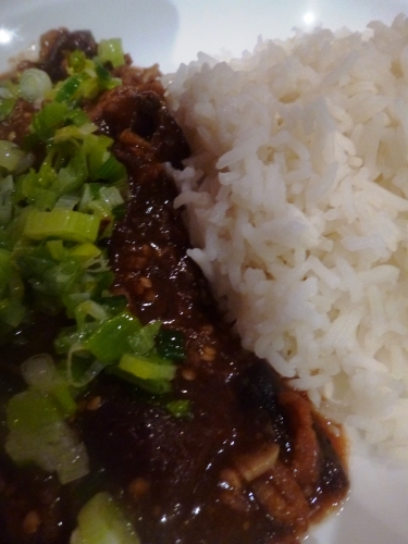 aubergines,jeunes oignons,cebettes,ciboulette chinoise,ail,gingembre,purée de piment,sauce soja,vinaigre de riz noir,vin de riz,huile de sésame,huile d'arachide,haché de porc,pate d'haricots,pâte de soja fermentés,poivre de sichuan,sucre