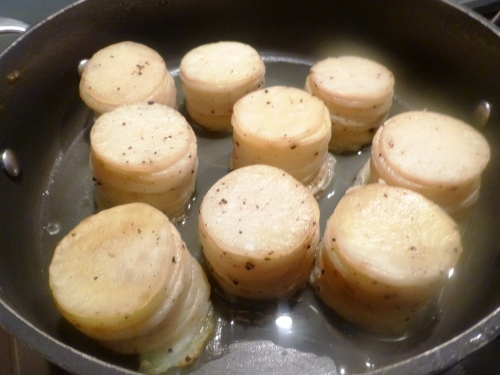 porc,oignons doux,cevennes,parmesan,beurre salé,graisse d'oie,vinaigre à l'estragon,romarin,thym,laurier,carottes,pommes de terre,fond brun,champignons,cidre brut,mesclun,citron,fleur de sel au poivres du monde