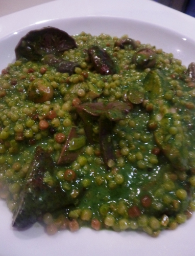 fregola sarde,echalote,ail,noilly prat,crème,parmesan,beurre,agarics,lactaires,cèpes,champignons de paris,pieds bleus,huile d'olive,shiitake,poireau,carottes,origan,thym,persil,roquette,estragon,ciboulette,cerfeuil,oignons,epinards,citron