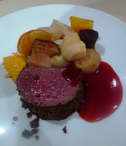 rôti de filet de biche,biche,cèpes,sucre roux,pralin,amandes,beurre,potimaron,crème epaisse,muscade,piment,crème liquide,vinaigre de vin blanc,betteraves,sucre en poudre,orange,vinaigre de vin rouge,framboises,jus de choucroute,huile d'olive,vinaigre balsamique blanc,panais,racine de persil,rutabaga,navets boule d'or,patisson,moutarde,oignons