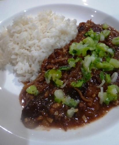 aubergines,jeunes oignons,cebettes,ciboulette chinoise,ail,gingembre,purée de piment,sauce soja,vinaigre de riz noir,vin de riz,huile de sésame,huile d'arachide,haché de porc,pate d'haricots,pâte de soja fermentés,poivre de sichuan,sucre