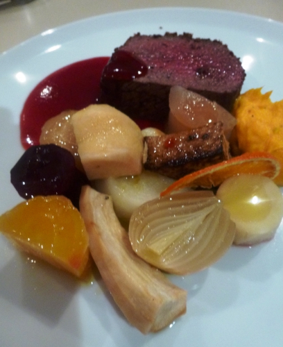 rôti de filet de biche,biche,cèpes,sucre roux,pralin,amandes,beurre,potimaron,crème epaisse,muscade,piment,crème liquide,vinaigre de vin blanc,betteraves,sucre en poudre,orange,vinaigre de vin rouge,framboises,jus de choucroute,huile d'olive,vinaigre balsamique blanc,panais,racine de persil,rutabaga,navets boule d'or,patisson,moutarde,oignons
