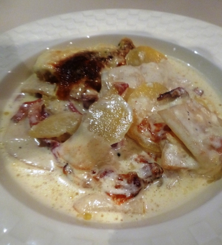 céleri rave,pommes de terre,ail,gruyère,speck,lard fûmé,crème liquide,muscade,gorgonzola,beurre